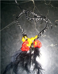 5dd4a4e6-Perje i perlice oko vrata.JPG